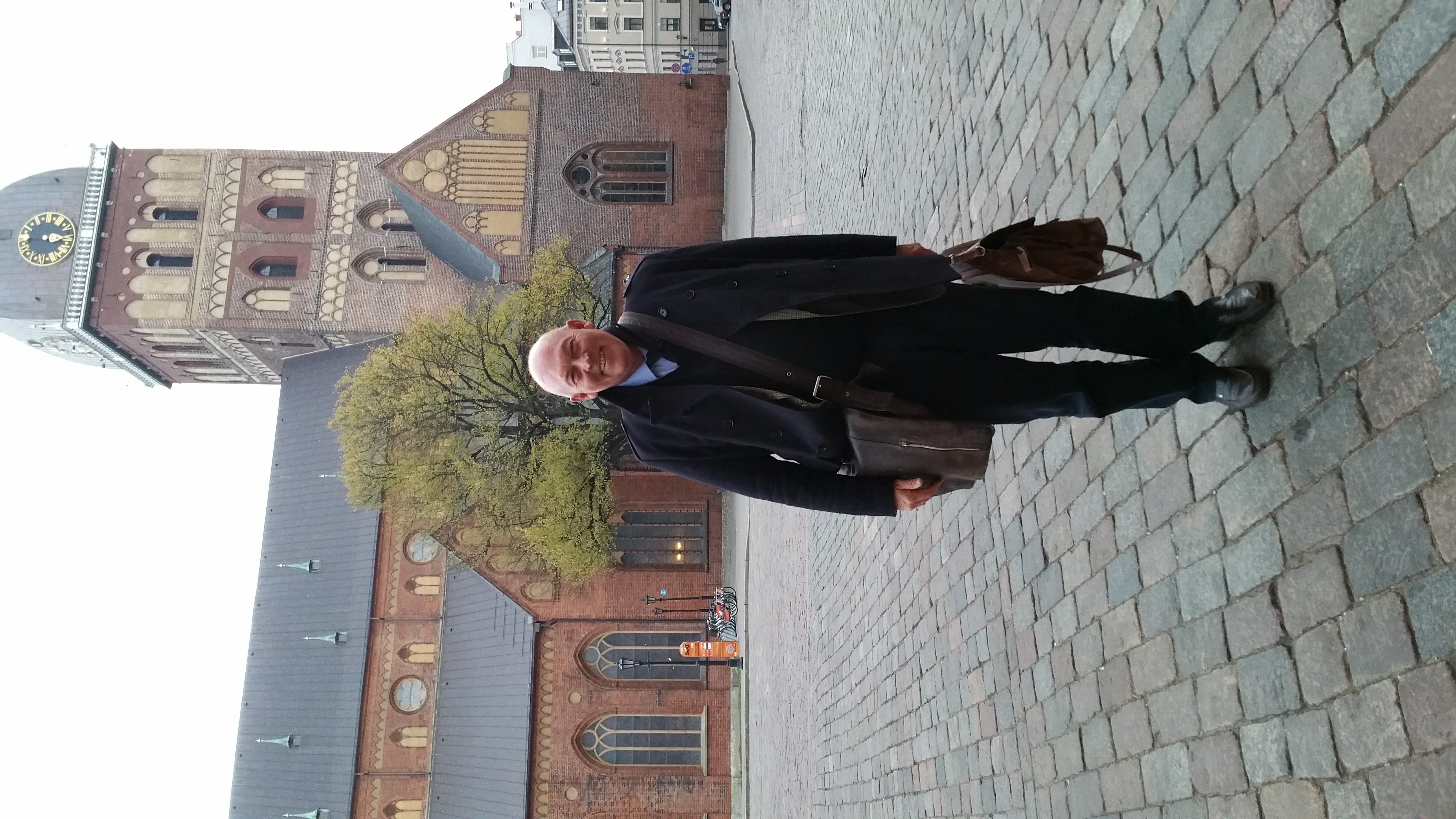 Jonathan devant la cathédrale de Riga, Riga, Lettonie (UE) en 2016